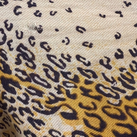 3/$15🎈Animal leopard design print oversized scarf pashmina or shall w/ fringes - Picture 11 of 11